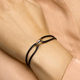 Satijnen armband met driekleurige gouden ringen
