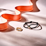 Satijnen armband met driekleurige gouden ringen